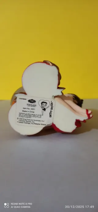 Statuina di Betty Boop con scatola regalo.
