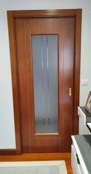 Puerta de madera con cristal