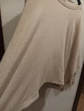 Poncho corto con mangas beige