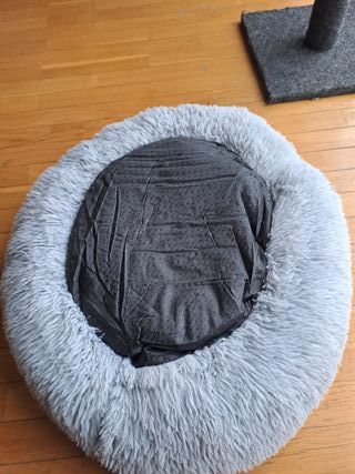 Rascador y cama para gatos.