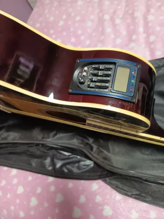 Guitarra Electroacústica + Funda + amplificador