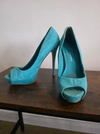 Zapatos de tacón azul turquesa