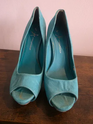 Zapatos de tacón azul turquesa