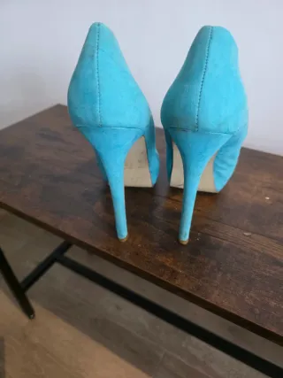 Zapatos de tacón azul turquesa