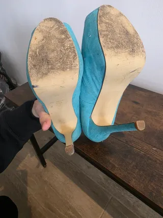 Zapatos de tacón azul turquesa
