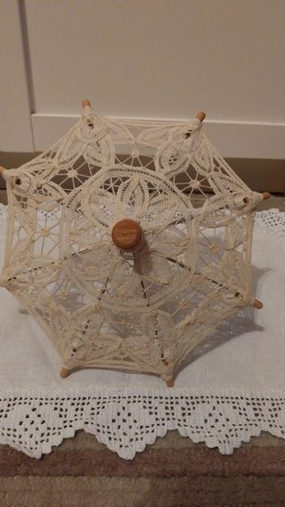 Mini sombrilla de hilo y madera para muñeca