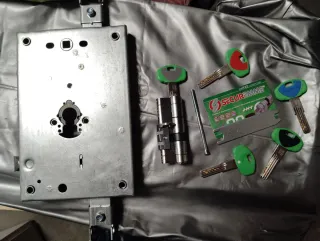 Cerradura alta seguridad con 5 llaves