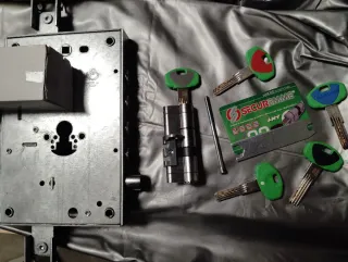 Cerradura alta seguridad con 5 llaves