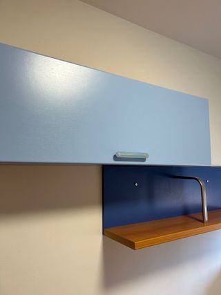 Escritorio madera con cajonera y estanterías