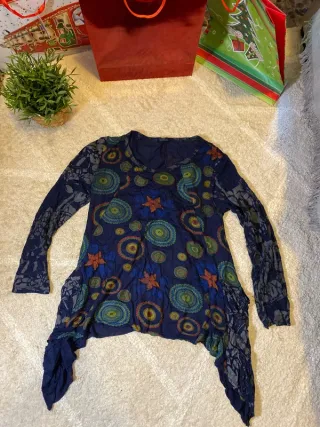 Camiseta azul marino con estampado multicolor