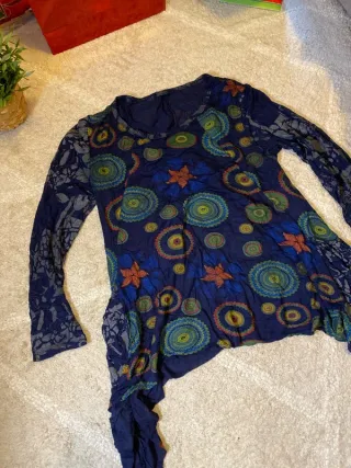 Camiseta azul marino con estampado multicolor