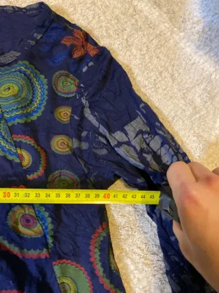 Camiseta azul marino con estampado multicolor