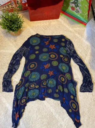 Camiseta azul marino con estampado multicolor