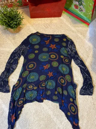 Camiseta azul marino con estampado multicolor