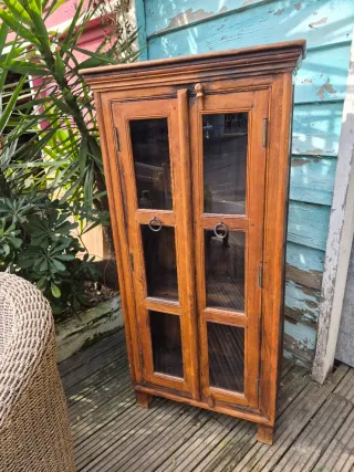 Vitrina de madera con puertas de cristal