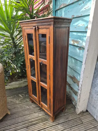 Vitrina de madera con puertas de cristal