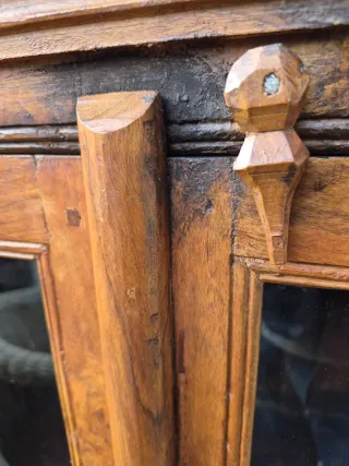 Vitrina de madera con puertas de cristal