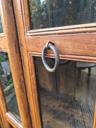 Vitrina de madera con puertas de cristal