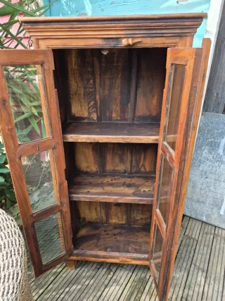 Vitrina de madera con puertas de cristal