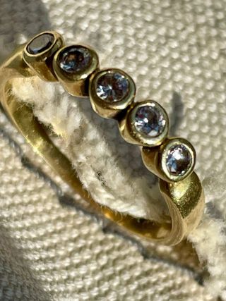 Anillo oro 18k con 5 diamantes