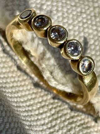 Anillo oro 18k con 5 diamantes