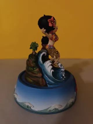 Statuina di Betty boop surf. È alta circa cm 14,5