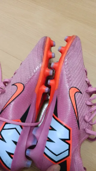 Botas de fútbol Nike rosas con cordones