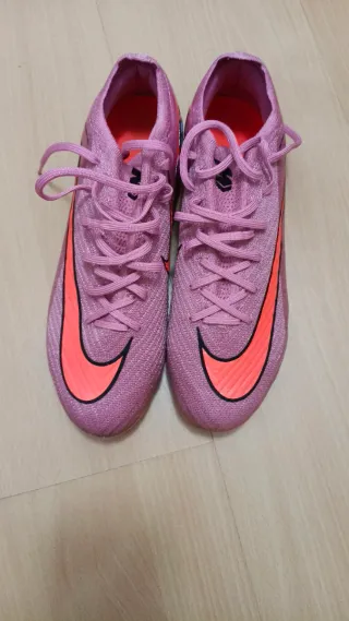 Botas de fútbol Nike rosas con cordones