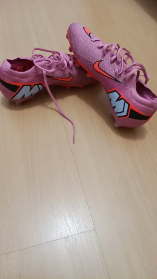 Botas de fútbol Nike rosas con cordones