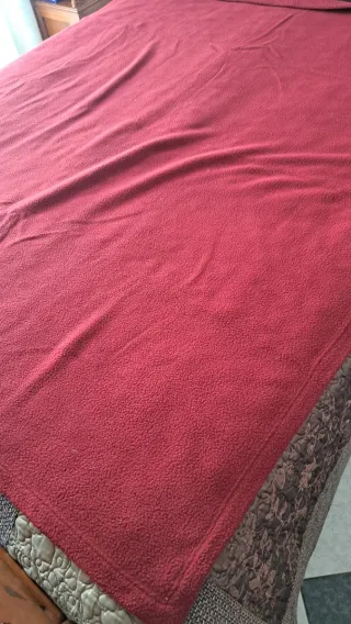 Manta de forro polar burdeos