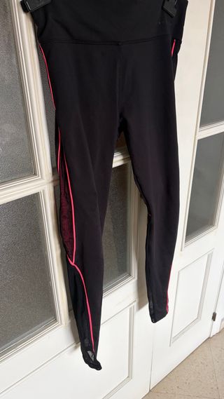 Mallas Oysho negras con detalles fucsia