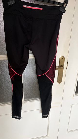 Mallas Oysho negras con detalles fucsia