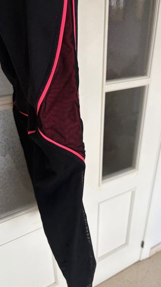 Mallas Oysho negras con detalles fucsia