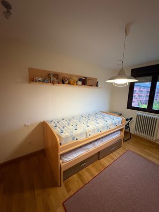 Cama nido con estantería madera