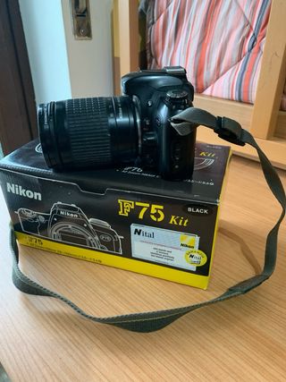 macchina fotografa Nikon a rullino