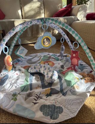 Gimnasio infantil con peluches y arco