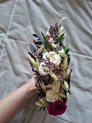 Tocado de flores preservadas