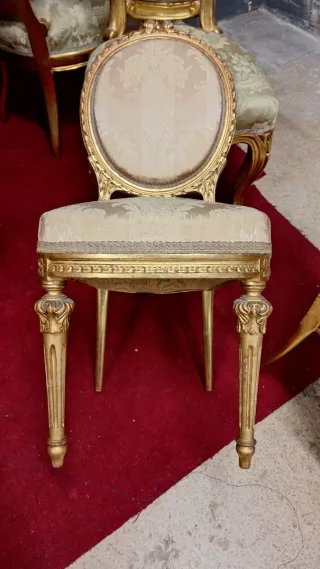Pareja de sillas antiguas doradas