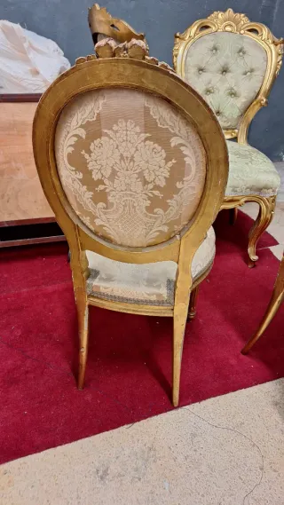 Pareja de sillas antiguas doradas