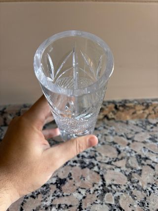 Jarrón de cristal tallado a mano