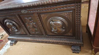 Arcón antiguo de madera tallada