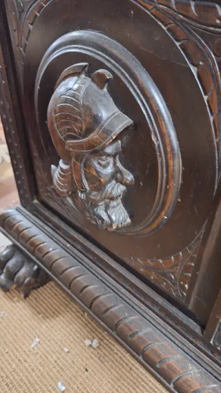 Arcón antiguo de madera tallada