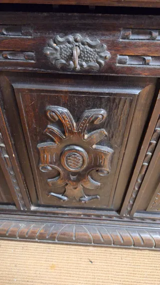 Arcón antiguo de madera tallada