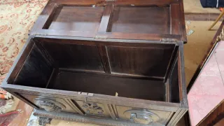 Arcón antiguo de madera tallada