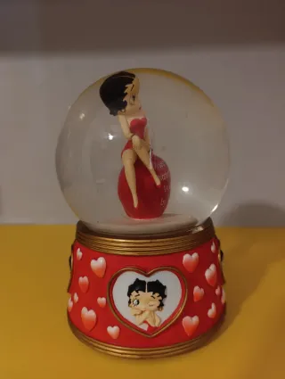 Globo con statuina di Betty boop. È un carillon.