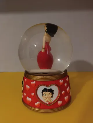 Globo con statuina di Betty boop. È un carillon.