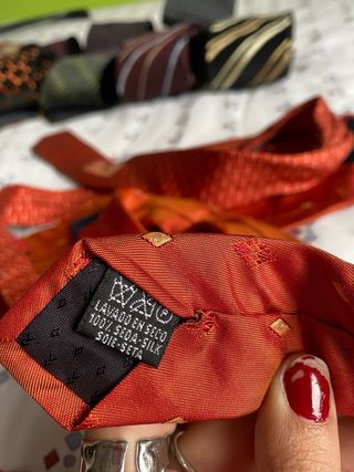 Corbatas de seda 100% rojas y doradas