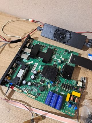 Scheda madre Thomson 40FE5606 e componenti