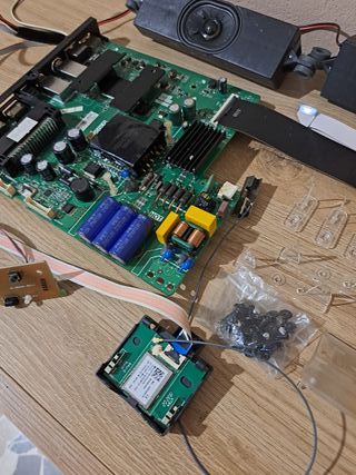 Scheda madre Thomson 40FE5606 e componenti