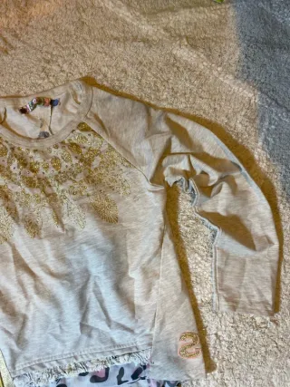 Camiseta Desigual beige con cremallera y estampado